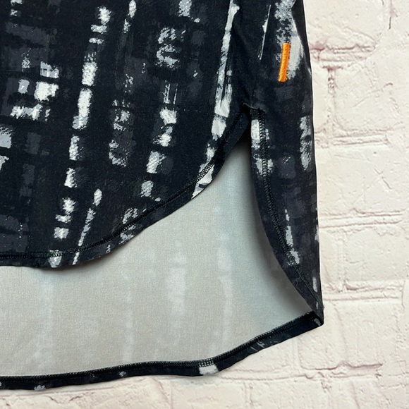 Lucy Activewear Sleeveless V Neck Top - Picture 4 of 10